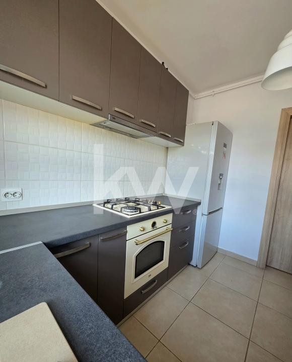Apartament 3 camere cu parcare si grădină în Tractorul