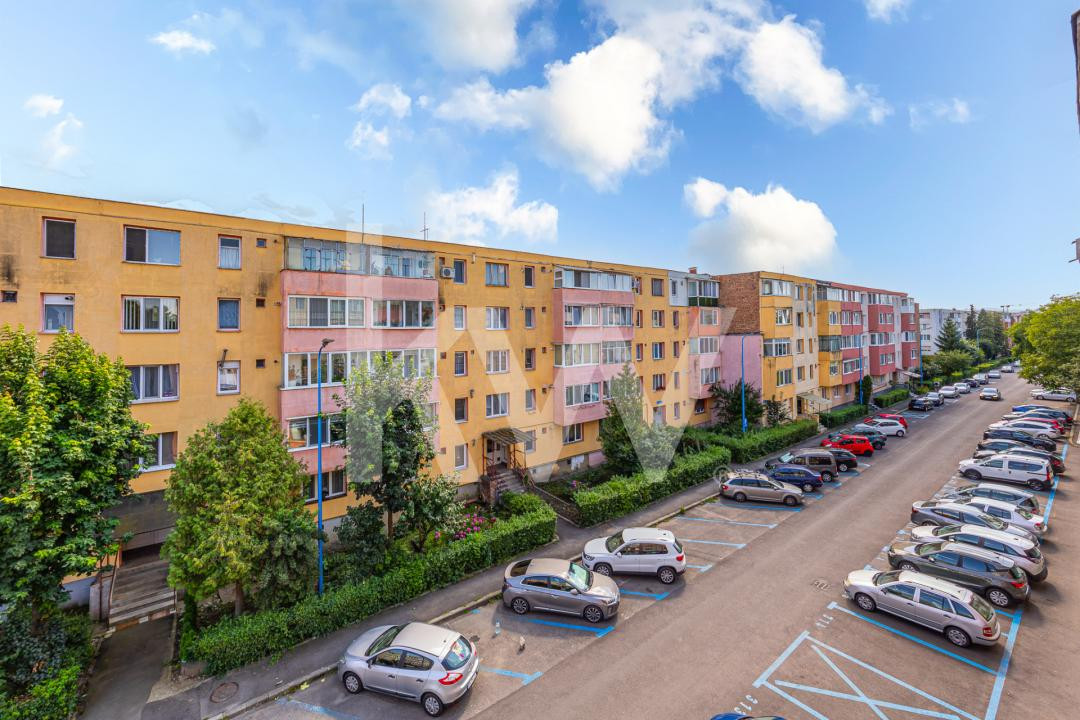 Vânzare apartament cu 2 camere,  2 balcoane, decomandat - zona Tractorul