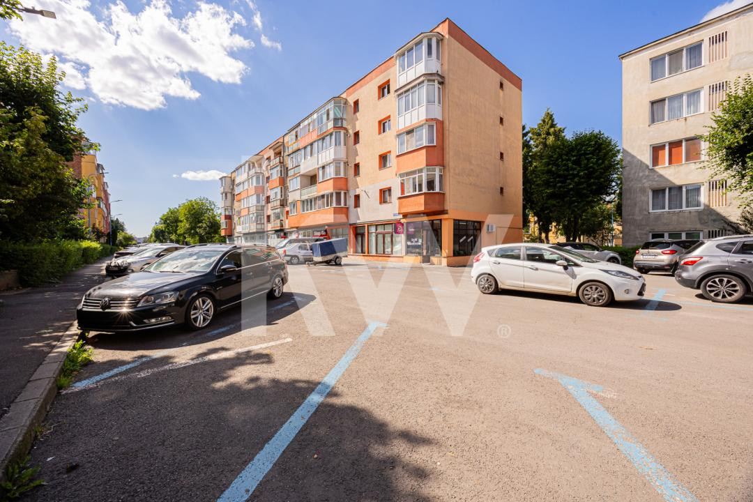 Vânzare apartament cu 2 camere,  2 balcoane, decomandat - zona Tractorul