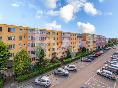 Vânzare apartament cu 2 camere,  2 balcoane, decomandat - zona Tractorul