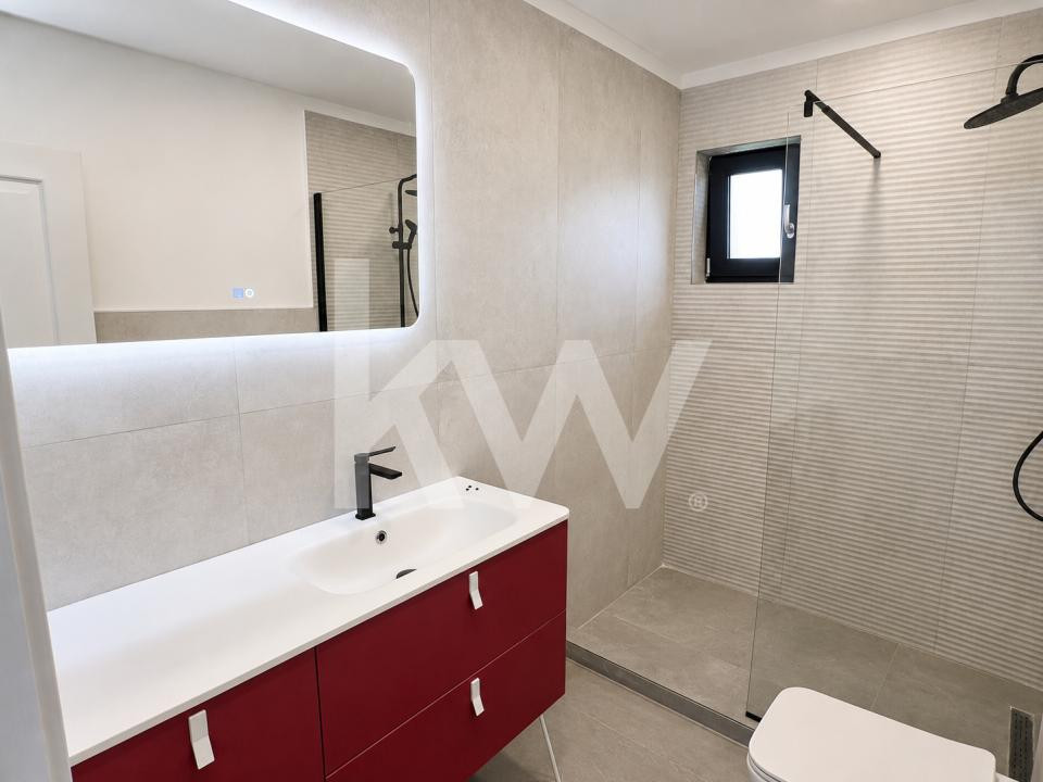 Casă inteligentă cu design modern și spațiu generos, COMISION 0%
