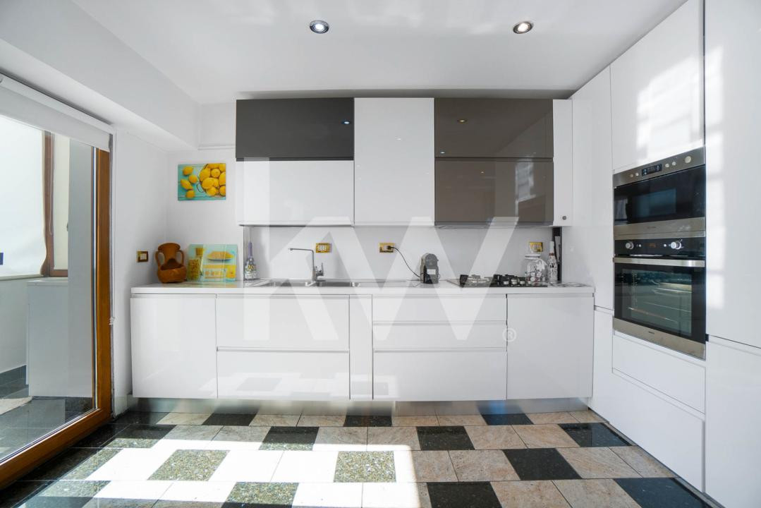 Apartament generos cu 3 camere, la intrarea în Răcădău