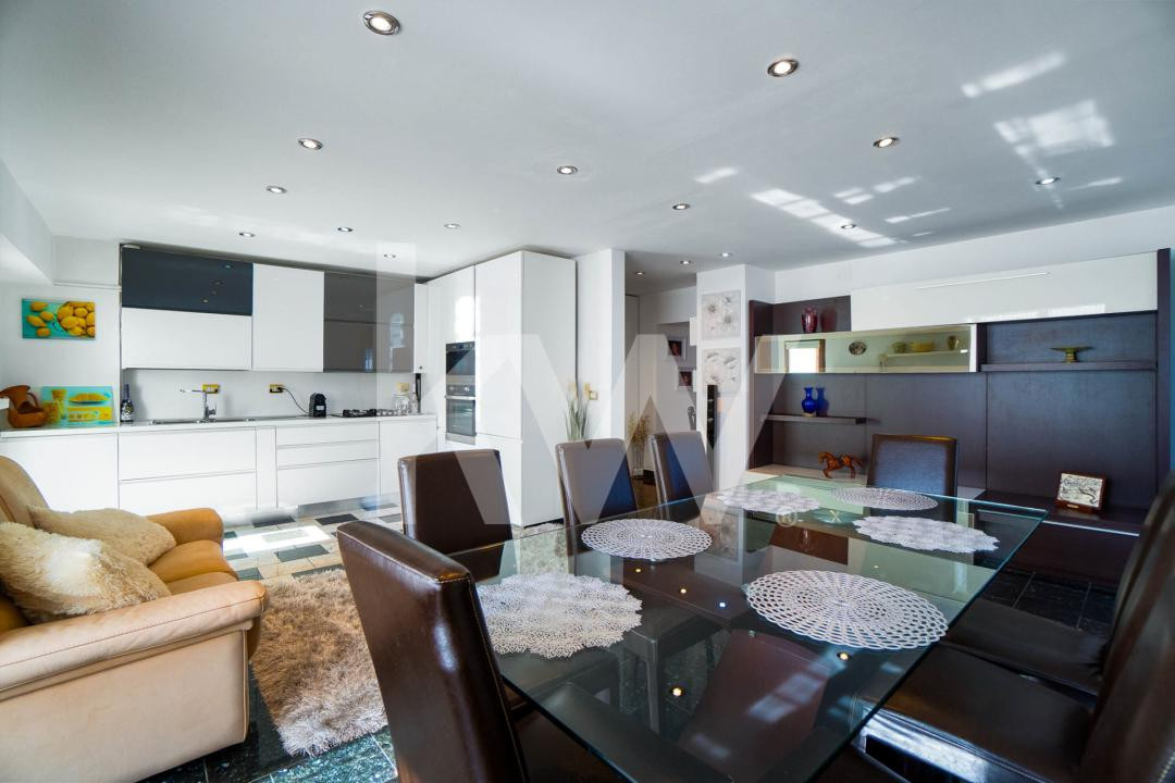 Apartament generos cu 3 camere, la intrarea în Răcădău