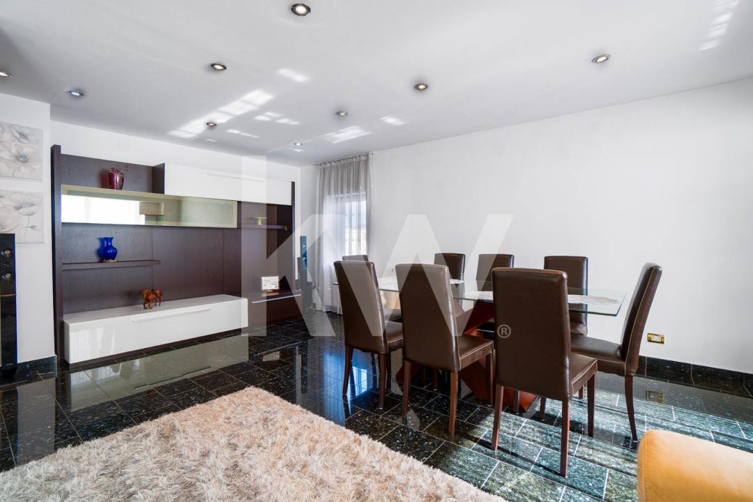 Apartament generos cu 3 camere, la intrarea în Răcădău