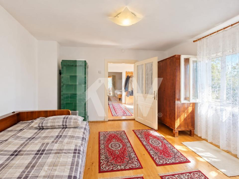 Casă renovată cu teren de 2.440 mp și două fronturi stradale – Crizbav, Brașov