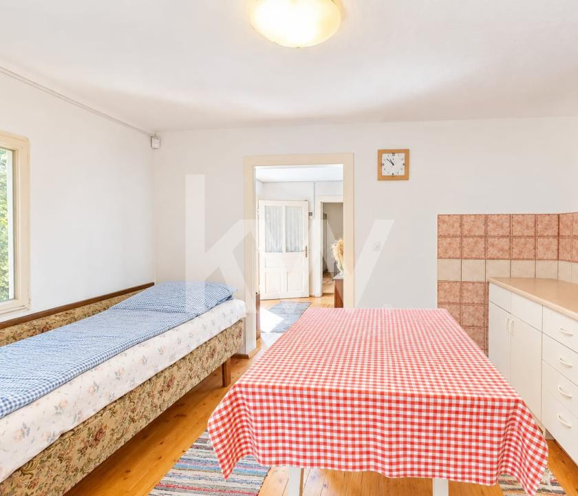 Casă renovată cu teren de 2.440 mp și două fronturi stradale – Crizbav, Brașov