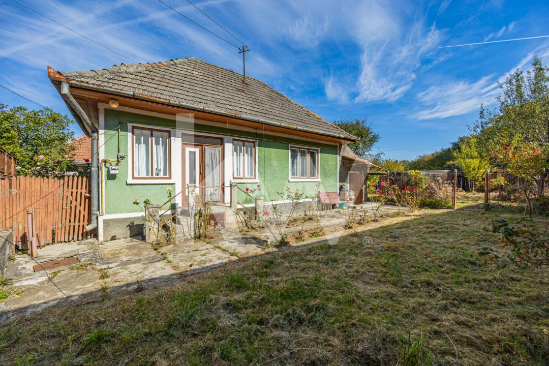 Vânzare casă cu 2 camere, teren 440 mp - strada Cerbului, Săcele