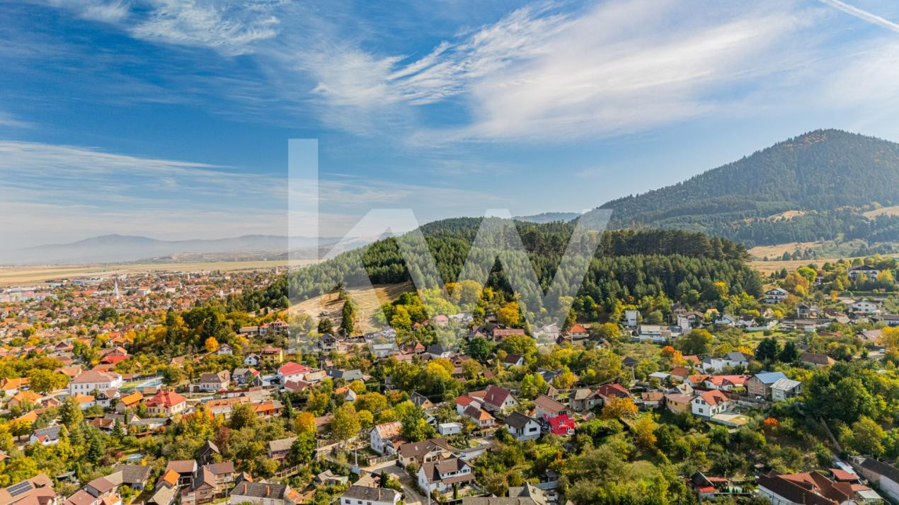 Vânzare casă cu 2 camere, teren 440 mp - strada Cerbului, Săcele