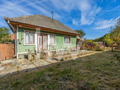 Vânzare casă cu 2 camere, teren 440 mp - strada Cerbului, Săcele