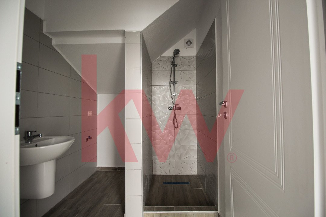 Eleganță și caldură canadiană: Casa modernă din lemn cu 3 camere în Sanpetru