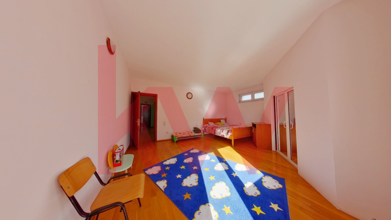 REZERVAT - Casa spațioasă cu 6 camere - intrare cartier Tractorul
