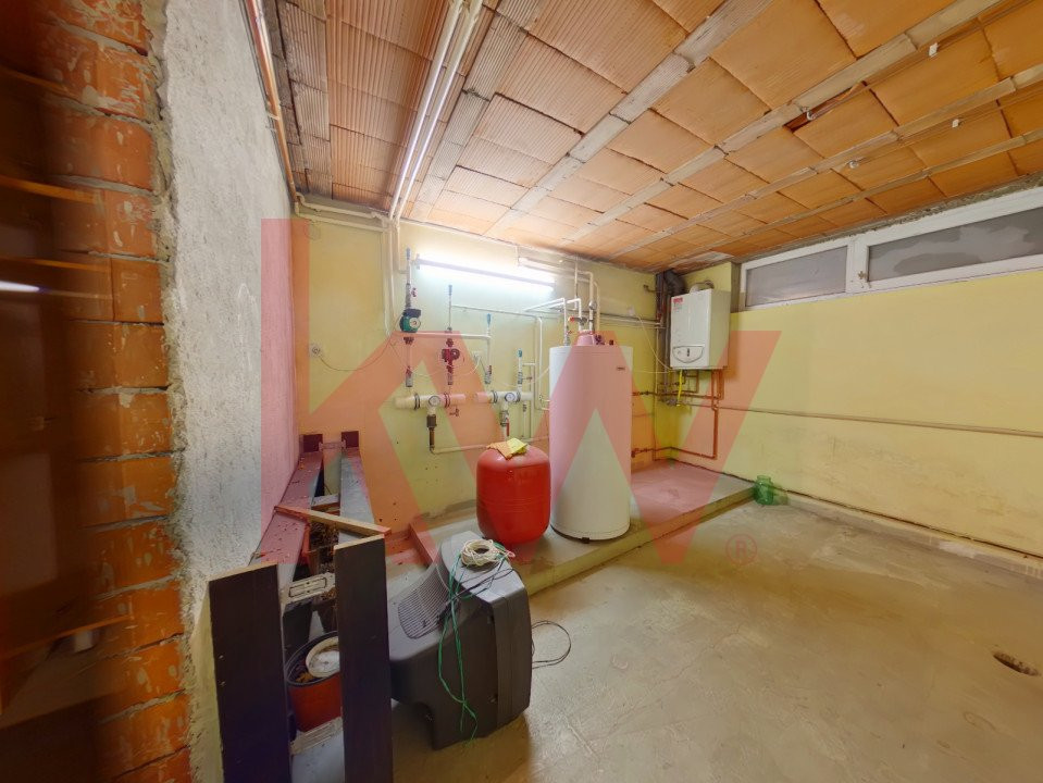 REZERVAT - Casa spațioasă cu 6 camere - intrare cartier Tractorul