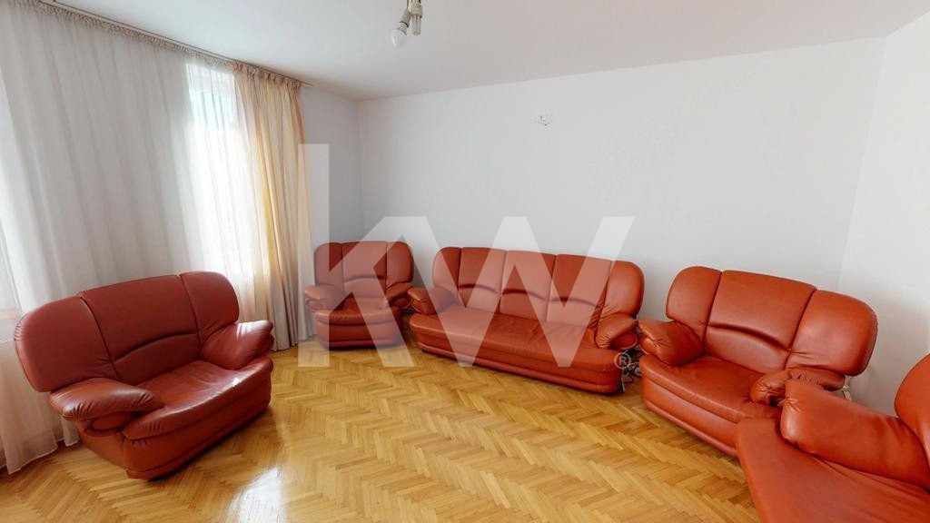 Casa zona centrala, compusa din 3 apartamente cu teren generos