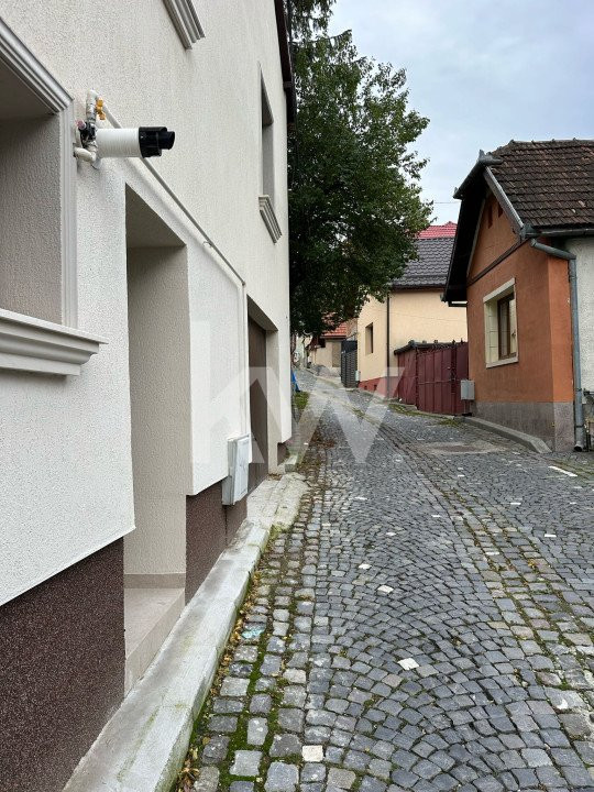 Casă cu 4 camere și garaj