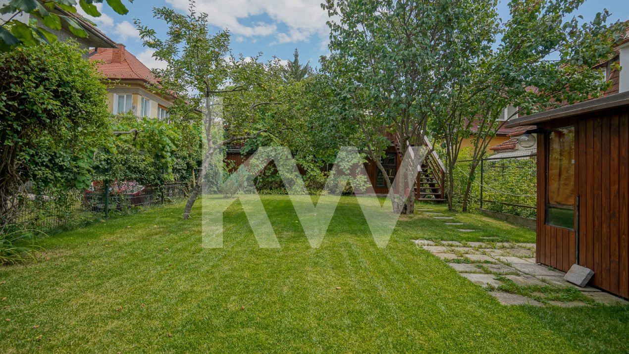 Apartament cu 3 camere, garaj, terasă și teren de 190 mp -zona Patria