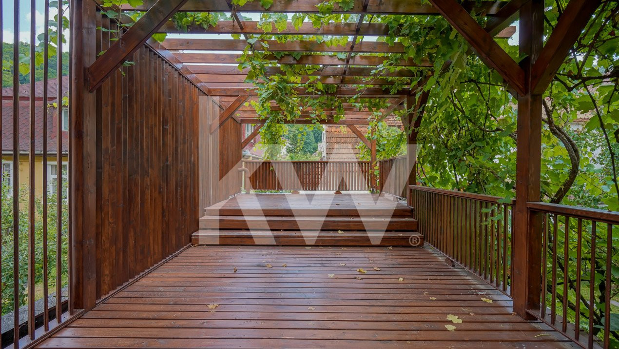 Apartament cu 3 camere, garaj, terasă și teren de 190 mp -zona Patria