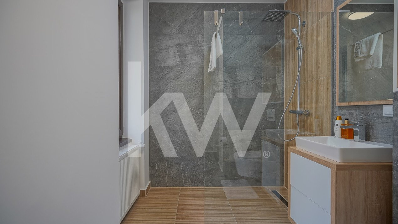 Apartament cu 3 camere, garaj, terasă și teren de 190 mp -zona Patria